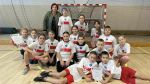 Uczniowie ze Szkoły Podstawowa w Steklinie biorący udział w gminnym turnieju w unihokeju