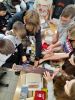Uczniowie klas 7 ze Szkoły Podstawowej w Czernikowie uczestniczący w mobilnej grze ESCAPE ROOM zdjęcie 1