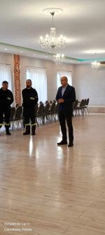 Przekazanie ubrań koszarowych dla Młodzieżowej Drużyny Pożarniczej działającej przy Ochotniczej Straży Pożarnej w Steklinku...