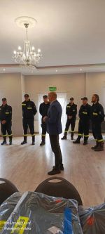 Przekazanie ubrań koszarowych dla Młodzieżowej Drużyny Pożarniczej działającej przy Ochotniczej Straży Pożarnej w Steklinku...