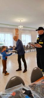 Przekazanie ubrań koszarowych dla Młodzieżowej Drużyny Pożarniczej działającej przy Ochotniczej Straży Pożarnej w Steklinku...