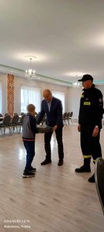 Przekazanie ubrań koszarowych dla Młodzieżowej Drużyny Pożarniczej działającej przy Ochotniczej Straży Pożarnej w Steklinku...