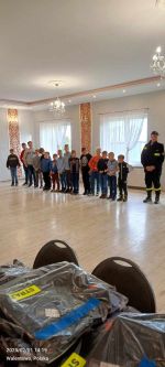 Przekazanie ubrań koszarowych dla Młodzieżowej Drużyny Pożarniczej działającej przy Ochotniczej Straży Pożarnej w Steklinku...