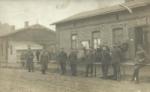 1916r - jeńcy w centrum wsi, skrzynka pocztowa