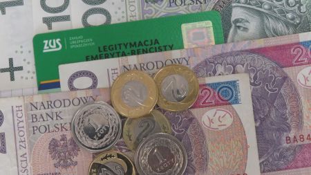 Legitymacja emeryta-rencisty oraz pieniądze