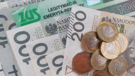 zdjęcie banknoty, monety i legitymacja emeryta-rencisty