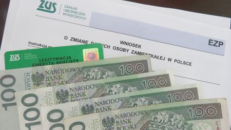 Banknoty i legitymacja emeryta-rencisty