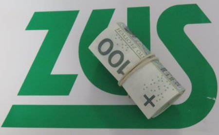 Logo ZUS z banknotami